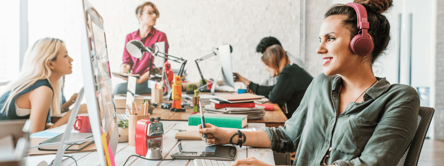 Junge Menschen sitzen in einem Co-Working-Space am Arbeitsplatz