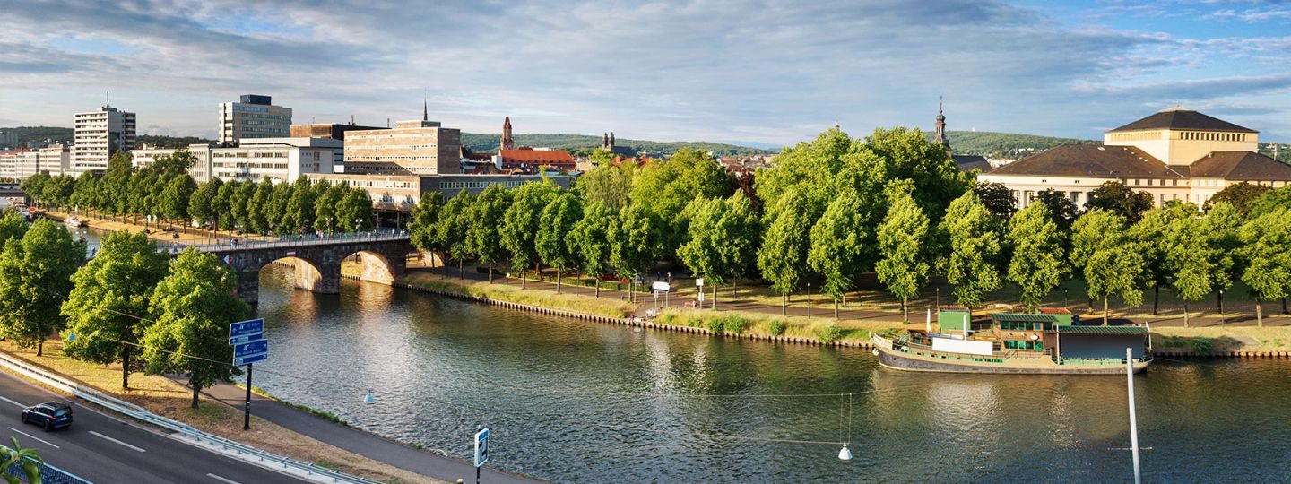 Ein Fluss und die beiden angrenzenden Ufer